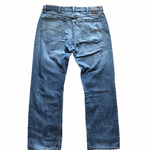 Peut inclure: Jean bleu clair avec une coupe droite classique &agrave; cinq poches. Le jean pr&eacute;sente un aspect d&eacute;lav&eacute; avec des marques d'usure visibles. Les poches arri&egrave;re ont des coutures d&eacute;coratives subtiles. Fabriqu&eacute; en denim durable.
