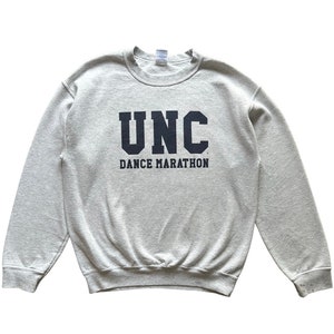 Vintage y2k UNC-dansmarathon voor kinderen met Gildan-tag sweatshirt met ronde hals, maat M