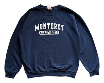 Sudadera vintage Y2K con cuello redondo y etiqueta Gildan con texto en inglés "Monterey California" talla M