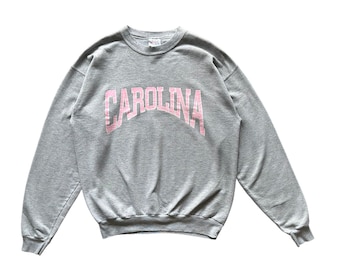 Vintage anos 90 Carolina soletrar Hanes tag moletom com gola redonda DISTRESSED tamanho M