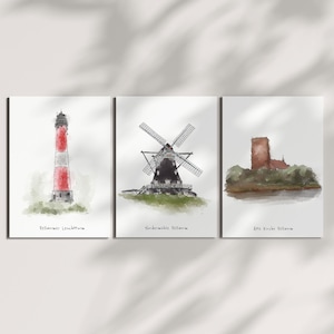 Könnte beinhalten: Drei Aquarell-Illustrationen von Sehenswürdigkeiten in Deutschland. Das erste Bild zeigt einen rot-weißen Leuchtturm mit dem Text " Pellwormer Leuchtturm". Das zweite Bild zeigt eine schwarze Windmühle mit dem Text "  Sondermühler Mühle". Das dritte Bild zeigt eine rote Backsteinkirche mit dem Text " Alte Kirche Pellworm".