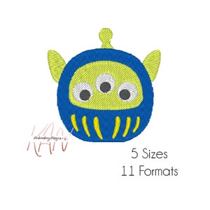 Puede incluir: Diseño bordado de un extraterrestre verde con tres ojos, que lleva un casco azul y un cuerpo amarillo. El extraterrestre tiene una antena amarilla en la parte superior de la cabeza y dos orejas amarillas. El diseño está disponible en 5 tamaños y 11 formatos.