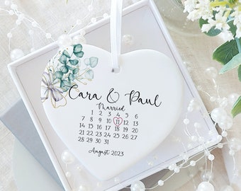 Personalised Wedding Gift for couple, Wedding Day Keepsake Plaque, Custom Calendar with Names and Date, Mr and Mrs gift, Wedding Gift Ideas