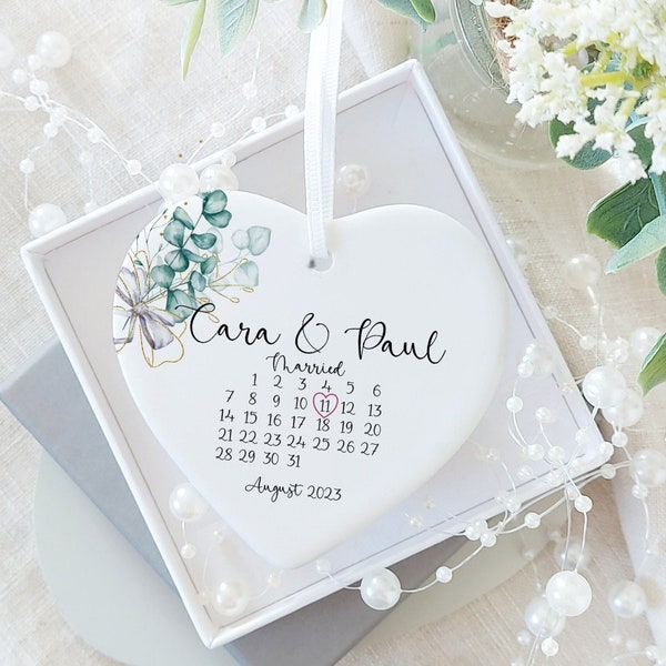 Personalised Wedding Gift for couple, Wedding Day Keepsake Plaque, Custom Calendar with Names and Date, Mr and Mrs gift, Wedding Gift Ideas