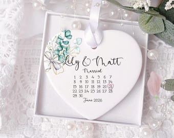 Recuerdo botánico personalizado para bodas, regalo de cerámica con nombres y fecha personalizados para novios modernos.