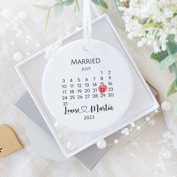 Wedding gift for couple, Married Couple Personalised Calendar with Names, Bride Gift from Bridesmaid, Mr and Mrs Gift, Wedding Keepsake Box.