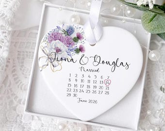 Regalo de boda personalizado con forma de cardo escocés, recuerdo de corazón de cerámica con la inscripción "Casados en Escocia" y la fecha.