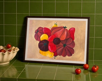 Pode incluir: Uma impressão de arte emoldurada com uma natureza morta de tomates em tons de vermelho, amarelo e roxo. A obra de arte está sobre um fundo dourado. Uma tigela branca de tomates e tomates frescos estão em uma superfície de azulejos verdes.