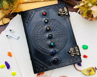 Diario de cuero: Chakra de las Siete Piedras, Libro de Hechizos en Relieve