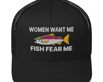 Może przedstawiać: Czarna siatkowa czapka trucker z haftowanym białym rybą i tekstem "Women Want Me Fish Fear Me".