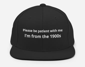 Veuillez être patient avec moi, je viens des années 1900 chapeau snapback brodé, soyez patient, veuillez être patient avec moi chapeau, chapeau brodé drôle