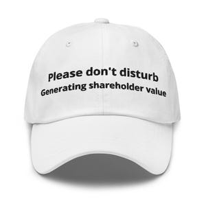 Puede incluir: Gorra de béisbol blanca con el texto negro "Please don't disturb Generating shareholder value". La gorra tiene una visera curva y un botón en la parte superior. Un accesorio casual.