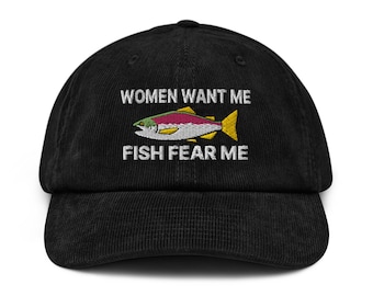 Peut inclure: Casquette de baseball en velours côtelé noir avec un texte brodé blanc qui dit "Women Want Me Fish Fear Me" et un poisson brodé coloré.