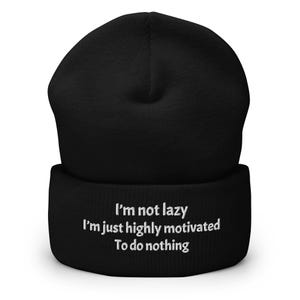 Puede incluir: Gorro negro con texto bordado en blanco que dice "No soy perezoso, solo estoy muy motivado para no hacer nada."