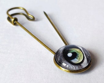 Cat's eye brooch pin