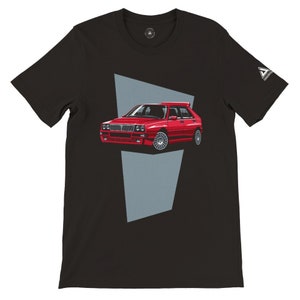 Könnte beinhalten: Ein schwarzes T-Shirt mit einer Illustration eines roten Autos auf grauem Hintergrund. Das Auto ist ein klassischer italienischer Sportwagen mit Spoiler und einem markanten Kühlergrill.