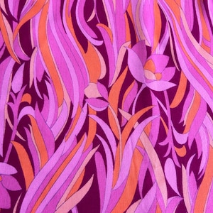 Puede incluir: Tela de estampado floral abstracto en tonos de rosa, naranja y morado. La tela presenta un patrón repetitivo de flores y hojas estilizadas.