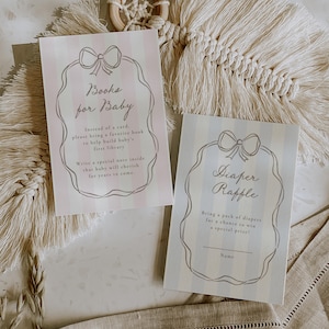 Könnte beinhalten: Zwei Babyparty-Einladungskarten. Eine Karte lautet "Bücher für Baby" mit Anweisungen, ein Buch mitzubringen. Die andere Karte lautet "Windel-Tombola" mit Platz für einen Namen. Beide Karten haben einen rosa-weiß gestreiften Hintergrund.