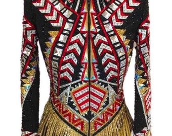 Könnte beinhalten: Eine schwarze Showjacke mit einem geometrischen Muster in Rot, Weiß und Gold. Die Jacke hat einen Reißverschluss und einen Fransenbesatz.
