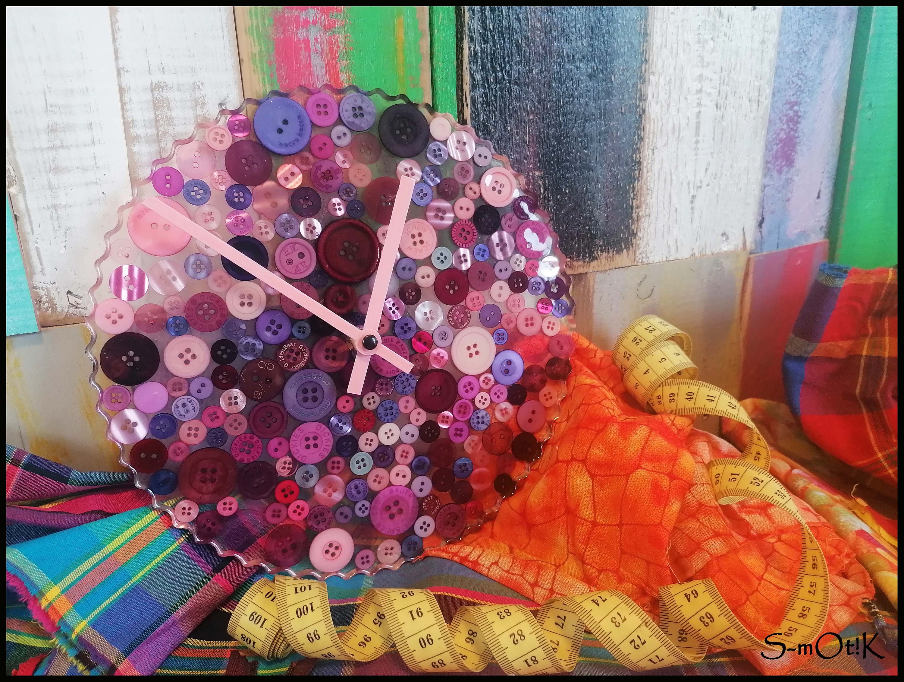 Horloge à Boutons Roses