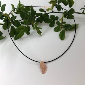 Anhänger Oval aus 2 beweglichen Elementen , 585 Rotgold 14 K mit Kautschuckhalsreifen 44 cm
