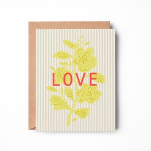 Tarjeta de amor moderna con flores y rayas amarillas. Tarjeta de felicitación romántica minimalista.