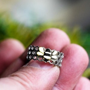 Bienenring aus 925er Silber: Handgemachter Bienenwabenschmuck