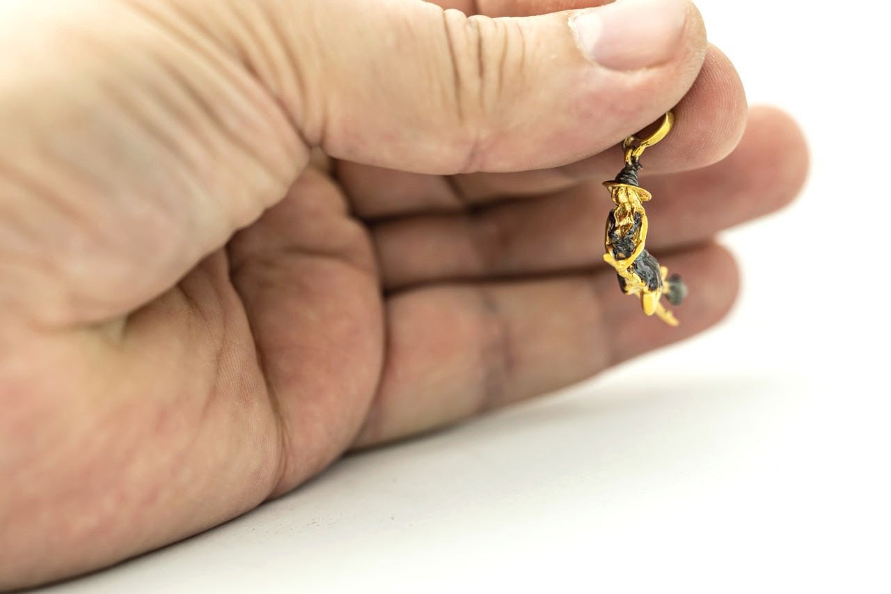 Collana con campanella da strega, con simboli Om, un talismano creativo