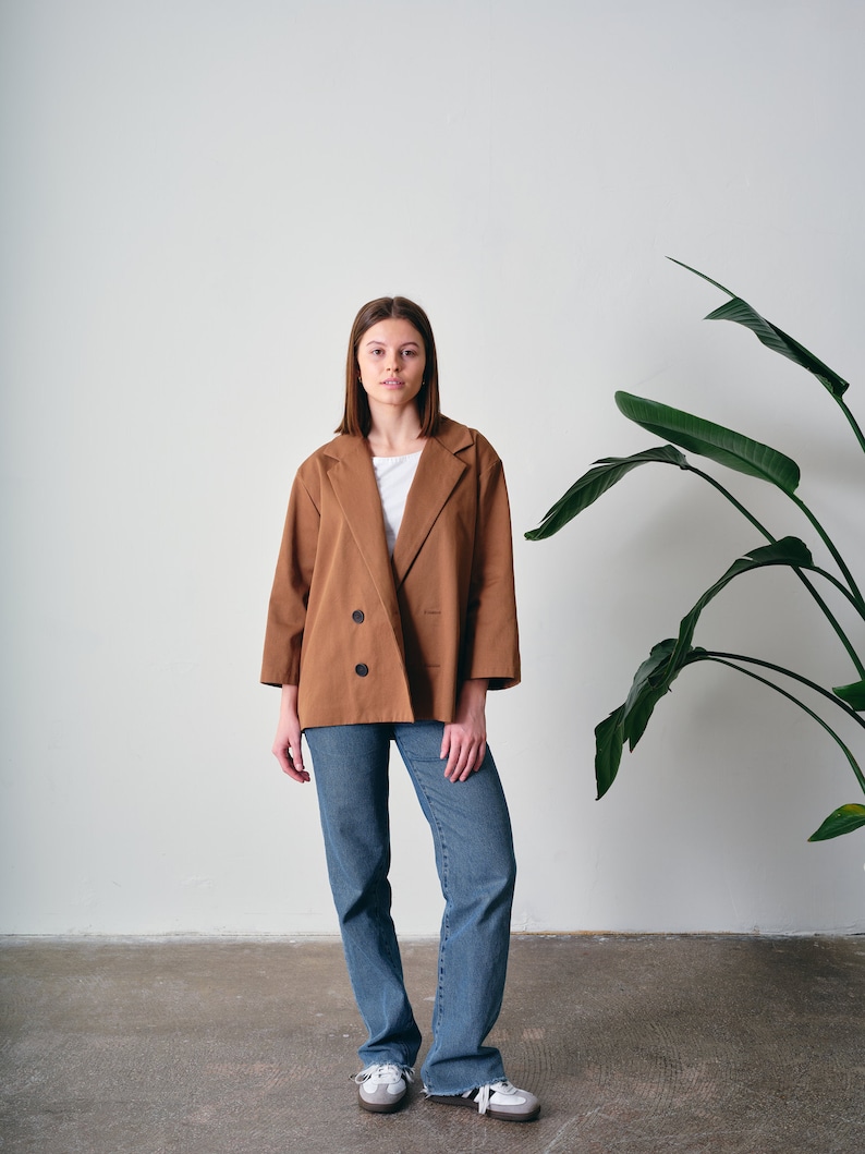 This oversized cotton jacket offers both comfort and freedom of movement. Crafted from 100% organic cotton with GOTS certification. Suitable for various occasions, this loose-fitting blazer complements both casual and formal looks.