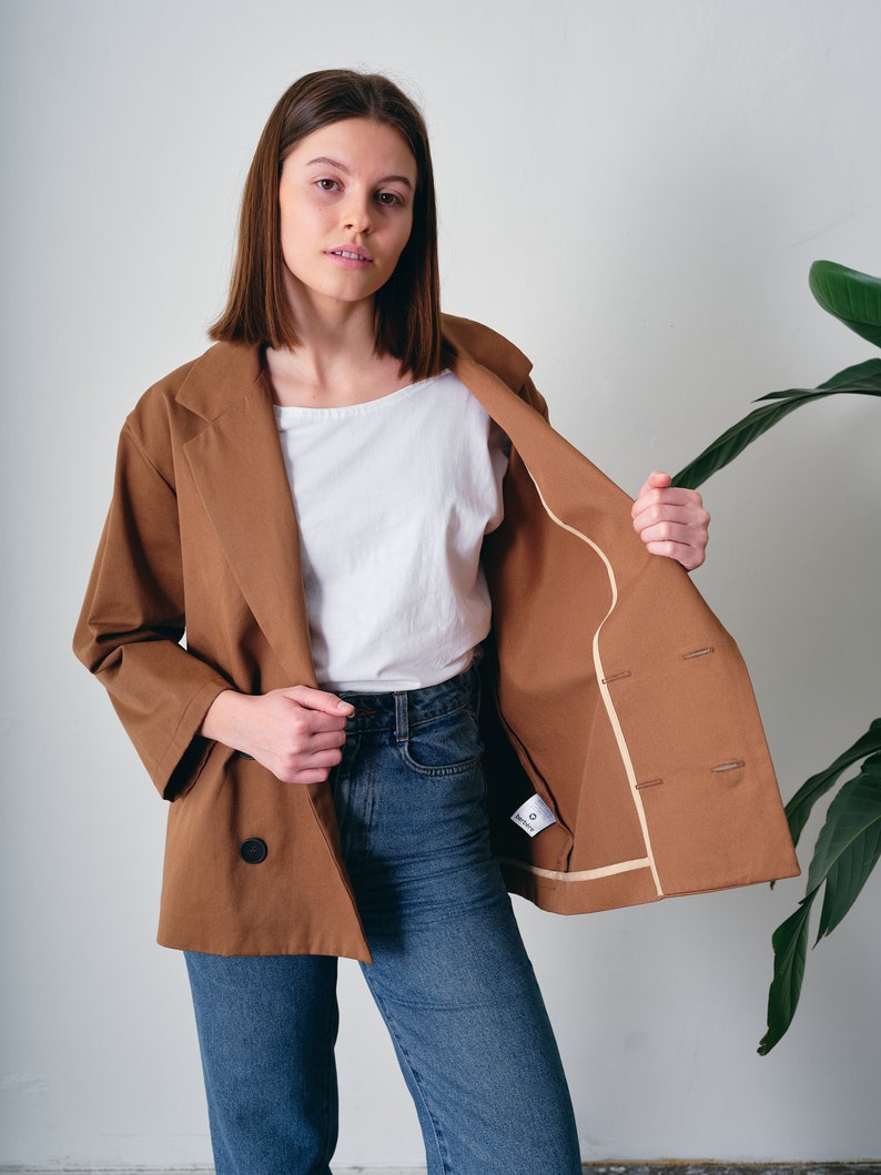 This oversized cotton jacket offers both comfort and freedom of movement. Crafted from 100% organic cotton with GOTS certification. Suitable for various occasions, this loose-fitting blazer complements both casual and formal looks.