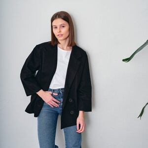 This oversized cotton jacket offers both comfort and freedom of movement. Crafted from 100% organic cotton with GOTS certification. Suitable for various occasions, this loose-fitting blazer complements both casual and formal looks.