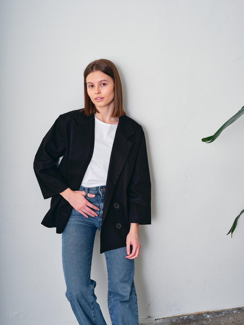 This oversized cotton jacket offers both comfort and freedom of movement. Crafted from 100% organic cotton with GOTS certification. Suitable for various occasions, this loose-fitting blazer complements both casual and formal looks.