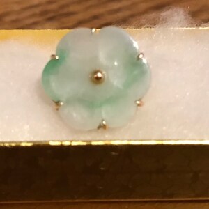 Simple and Elegant 14K (585) Yellow Gold Size 8 &quot;Moss on Stone&quot; Carved Jadeite Lotus Flower Disc with Gold Bead Center