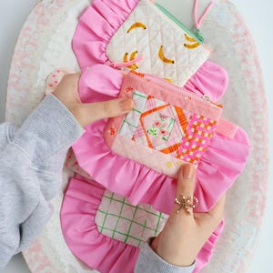 Söndagsvolangen - digitalt sömnadsmönster (PDF), videoinstruktioner ingår, 2 storlekar, quiltad dragkedjeväska, dragkedjeflikar, nybörjare