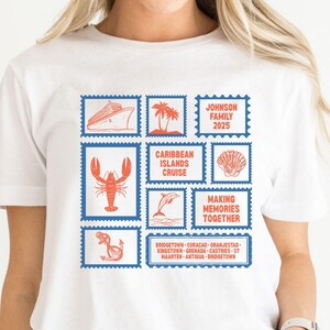 以下が含まれることがあります： クルーズ船、ヤシの木、ロブスター、貝殻が描かれたスタンプ風のデザインの白いTシャツ。「Caribbean Islands Cruise 2025」と「Making Memories Together」の文字が含まれています。