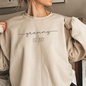 Personalized Grammy Sweatshirt, Custom Grammy est 2025, pregnancy announcement, new Grandma gift, mothers day gift, Grammy Shirt