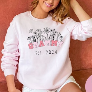 Personalized Grammy Sweatshirt, Custom Grammy est 2025, pregnancy announcement, new Grandma gift, mothers day gift, Grammy Shirt