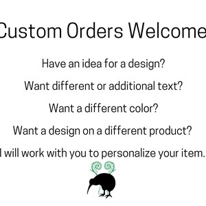 Pu&ograve; includere: Testo su sfondo bianco che recita "Ordini personalizzati benvenuti". Sotto il testo ci sono diverse domande sulla personalizzazione del design, tra cui "Hai un'idea per un design?", "Vuoi un testo diverso o aggiuntivo?", "Vuoi un colore diverso?" e "Vuoi un design su un prodotto diverso?" Il testo termina con "Lavorer&ograve; con te per personalizzare il tuo articolo." Sotto il testo c'&egrave; una silhouette nera di un kiwi con felci verdi.