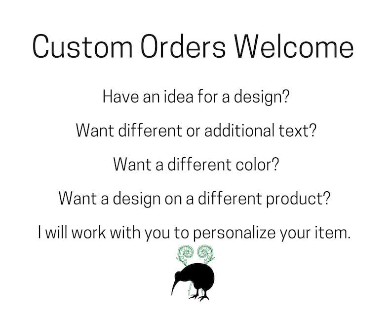 Pu&ograve; includere: Testo su sfondo bianco che recita "Ordini personalizzati benvenuti". Sotto il testo ci sono diverse domande sulla personalizzazione del design, tra cui "Hai un'idea per un design?", "Vuoi un testo diverso o aggiuntivo?", "Vuoi un colore diverso?" e "Vuoi un design su un prodotto diverso?" Il testo termina con "Lavorer&ograve; con te per personalizzare il tuo articolo." Sotto il testo c'&egrave; una silhouette nera di un kiwi con felci verdi.