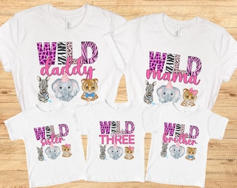 Camisetas a juego para la familia Wild and Three, camiseta de tercer cumpleaños, camiseta de cumpleaños con temática de la jungla, fiesta de tercer cumpleaños, cumpleaños con temática de safari, camiseta de cumpleaños con temática del zoológico