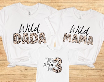 Camisetas a juego para la familia Wild and Three, camiseta de tercer cumpleaños, camiseta de cumpleaños con temática de la jungla, fiesta de tercer cumpleaños, cumpleaños con temática de safari, camiseta de cumpleaños con temática del zoológico