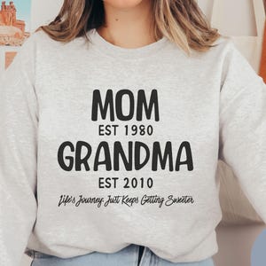 Personalized Grandma Sweatshirt, Custom Grandma Gifts, pregnancy announcement, new Grandma gift, mothers day gift, Grandma Shirt