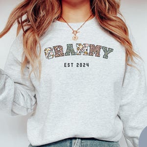 Personalised Grammy Sweatshirt, Custom Grammy Gifts, pregnancy announcement, new Grammy gift, grandma gift, mothers day gift, Grammy Shirt