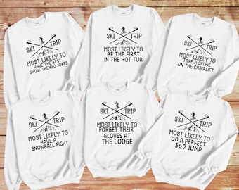 Könnte beinhalten: Fünf weiße Langarmshirts mit schwarzem Text und Grafiken. Jedes Shirt hat einen anderen Spruch zum Thema Skiausflug. Die Sprüche lauten: "Most likely to have the best snow-themed jokes", "Most likely to be the first in the hot tub", "Most likely to take a selfie on the chairlift", "Most likely to have a snowball fight", and "Most likely to forget their gloves at the lodge".