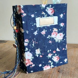 Floral Junk Journal Navy - papeles teñidos de café, cartulina, páginas rayadas y en blanco