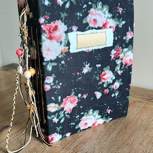 Floral Junk Journal Black - papier barwiony kawą, karton, strony w linie i puste