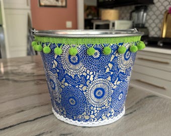 Seau de découpage floral moderne