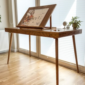 Escritorio de artista moderno de mediados de siglo: escritorio de madera con cajones y caballete portátil de sobremesa
