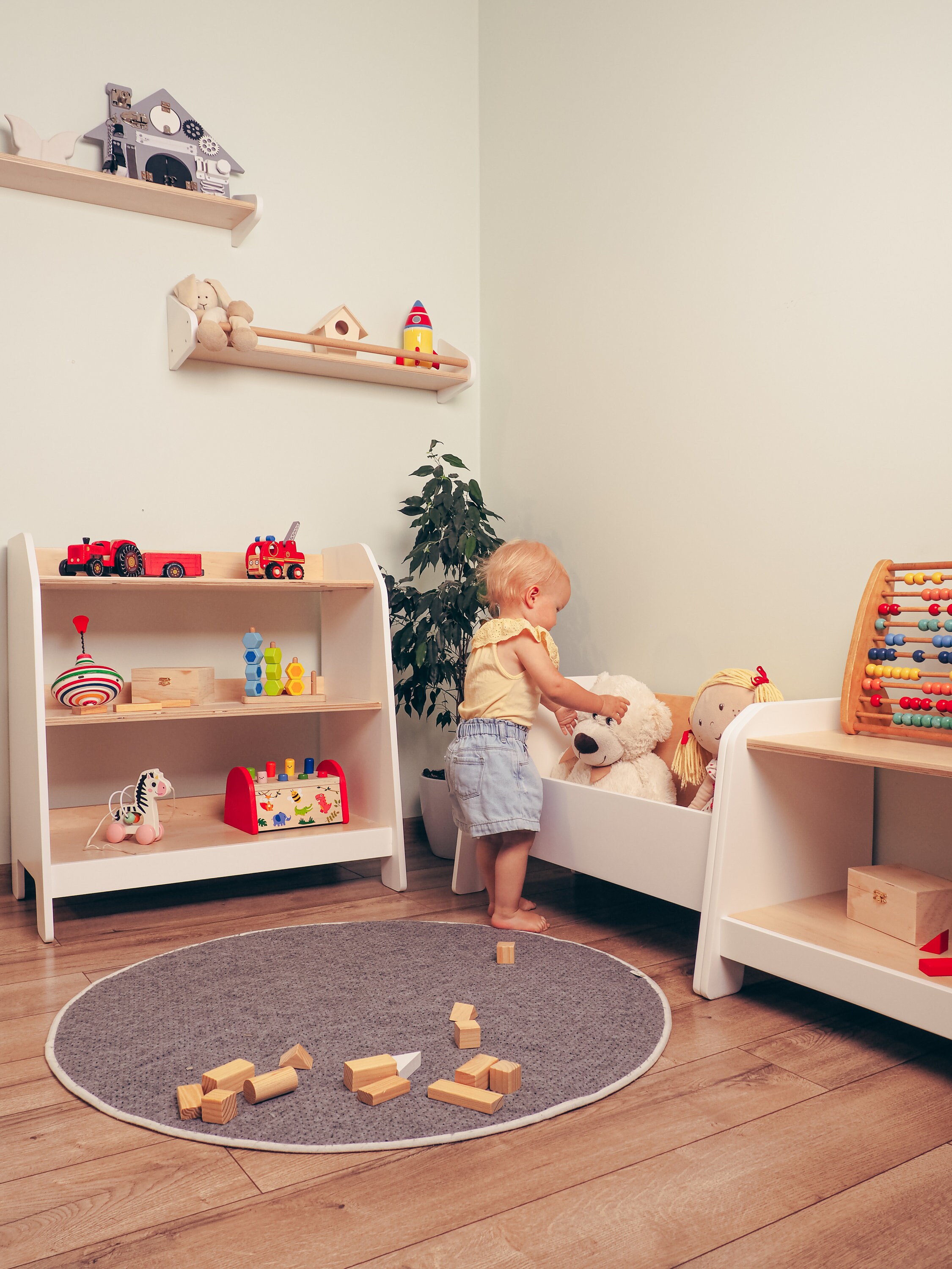 Cremallera De Almacenamiento De Juguetes Blancos En Sala Para Niños Foto de  archivo - Imagen de derecho, casero: 178534614