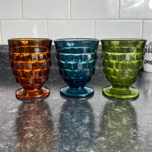 Vintage niet-overeenkomende Whitehall kubistische 10oz sokkelbekers | Retro olijfgroen amber en rivièrablauw | Mix-Match MCM Drinking Rocks Glass